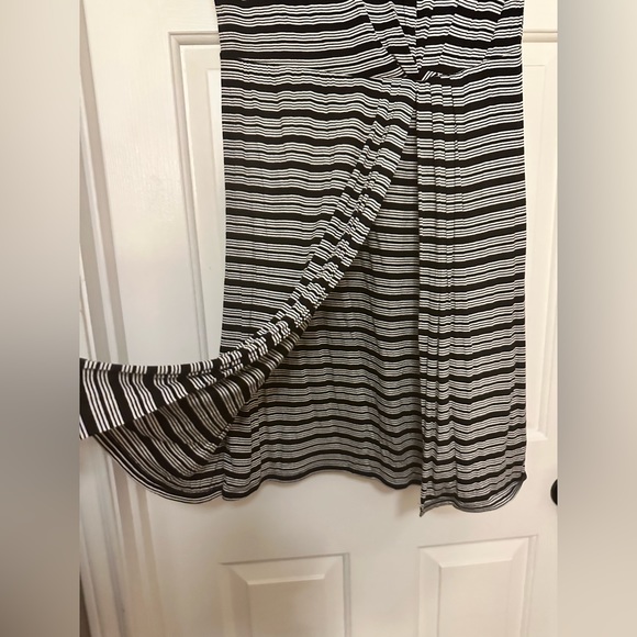 Small Black and White Striped Faded Glory Sleeveless Dress. - Picture 3 of 5